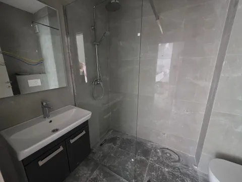 Moderne opremljeno kupatilo sa umivaonikom i tuš kabinom. - image 4