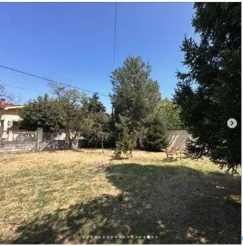 Prostrano dvorište sa drvećem i travnjakom pored kuće. - image 17