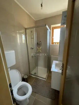 Manje kupatilo sa tuš kabinom, WC šoljom i umivaonikom. - image 40