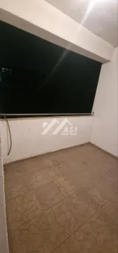 Nenameštena natkrivena terasa sa popločanim podom i ogradom. - image 8