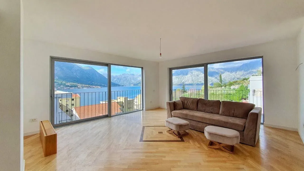 Sale, three bedroom apartment, 208m², Dobrota, Kotor