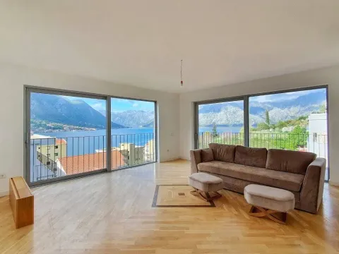 Sale, three bedroom apartment, 208m², Dobrota, Kotor - image 1