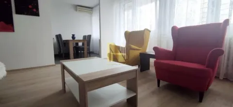 Dnevna soba sa garniturom za sedenje i trpezarijskim delom u pozadini. - image 4