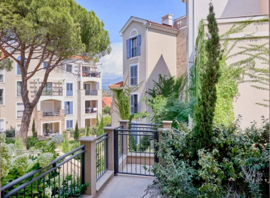 Izdavanje, dvosoban stan, 95m², Luštica Bay, Tivat