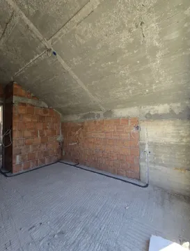 Nepotpun prostor u sivoj fazi izgradnje sa betonskim krovom i ciglenim zidovima. - image 15