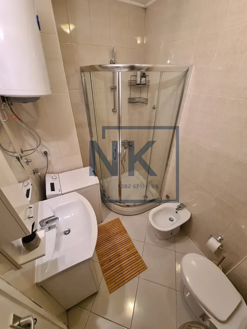 Kupatilo opremljeno tuš kabinom, umivaonikom, bideom, WC šoljom i bojlerom.