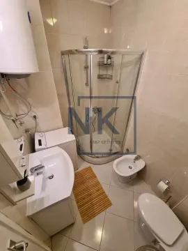 Kupatilo opremljeno tuš kabinom, umivaonikom, bideom, WC šoljom i bojlerom. - image 2