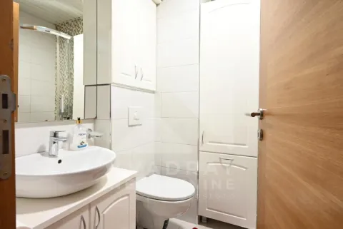 Kompaktno kupatilo sa umivaonikom, WC šoljom i bijelim ugradnim elementima. - image 7