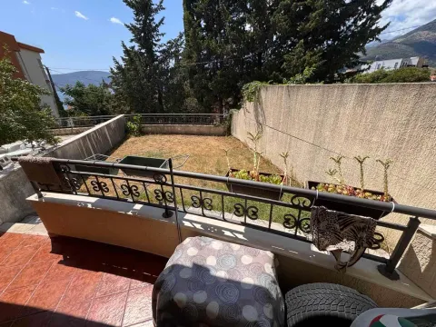 Pogled sa terase na dvorište i okolinu. - image 2