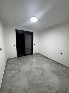 Prazna svijetla soba sa keramičkim pločicama i balkonskim vratima. - image 15