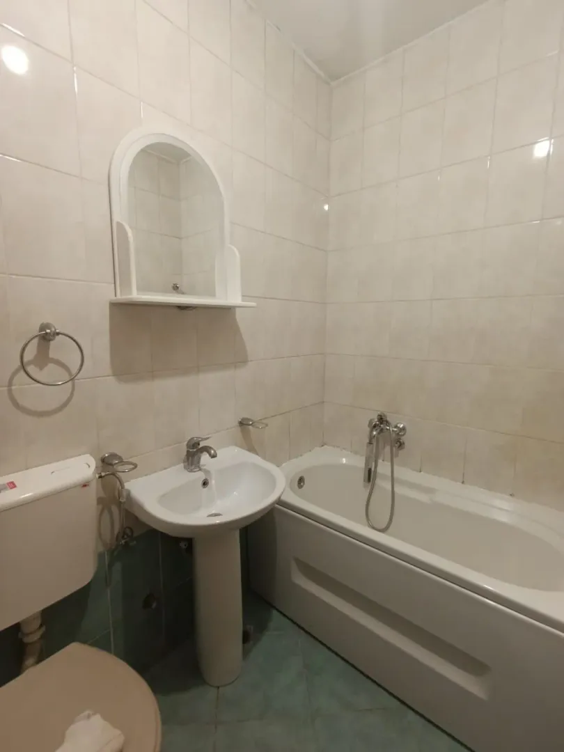 Kupatilo opremljeno umivaonikom, kadom i WC šoljom.
