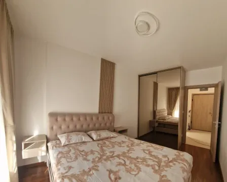 Svijetla spavaća soba sa bračnim krevetom i velikim ugradnim plakarom sa ogledalom. - image 10