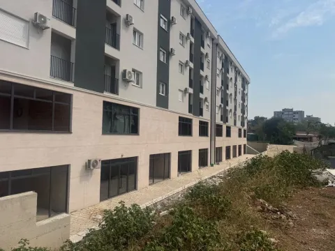 Eksterijer višestambene stambene zgrade sa balkonima i uređenim prizemljem. - image 3