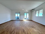 Prodaja, trosoban stan, 105m², Stari Aerodrom, Podgorica - image 2