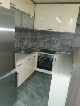 Moderna kuhinja sa svijetlim elementima i dekorativnim pločicama. - image 6