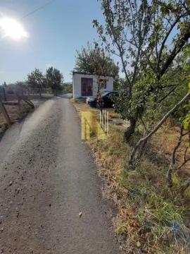 Asfaltni put koji vodi pored placa i pomoćnog objekta. - image 11