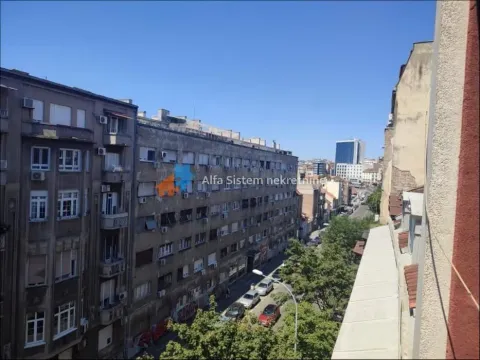 Pogled sa prozora na okolne zgrade i gradsku ulicu. - image 15