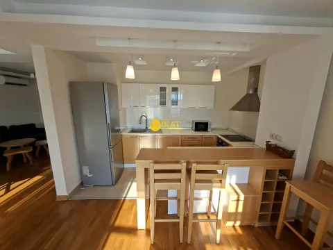 Moderna kuhinja sa šankom i drvenim elementima. - image 9