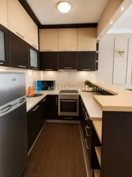 Moderna kuhinja sa šankom i ugradnim elementima. - image 6