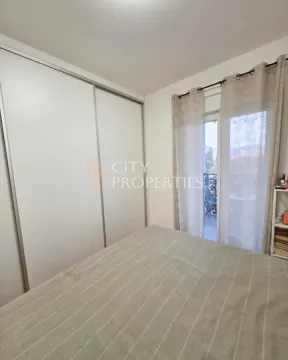 Spavaća soba sa velikim ugradnim garderoberom i izlazom na terasu. - image 7