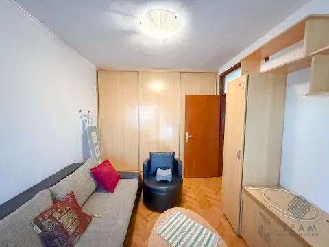Manji dnevni boravak sa trosjedom, foteljom, ormarom i parketom na podu. - image 6