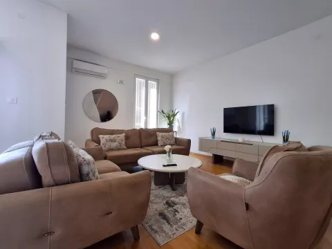 Rent, apartment, 160m², Stari Aerodrom, Podgorica