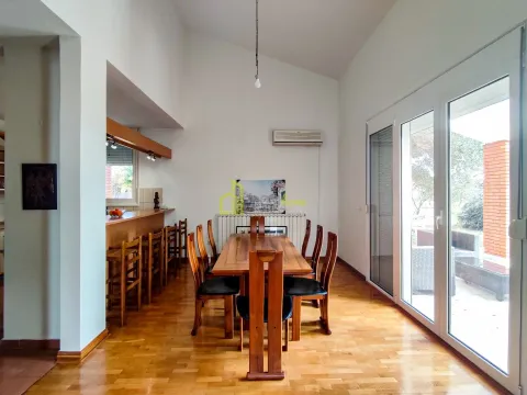 Izdavanje, kuća, 458m², Rogami, Podgorica - image 24