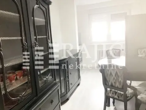 Trpezarija sa tamnim drvenim nameštajem. - image 6