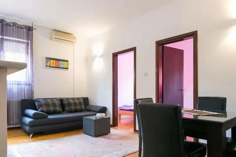 Izdavanje, dvosoban stan, 46m², Đeram Pijaca, Beograd