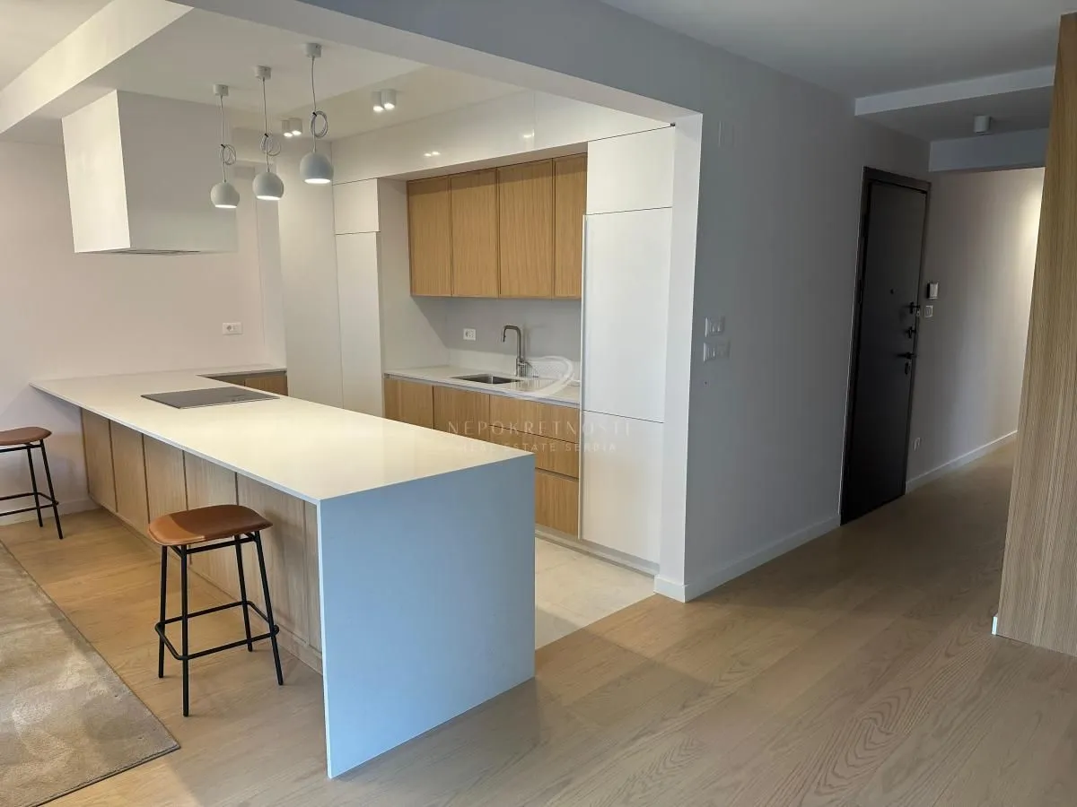 Izdavanje, četvorosoban stan, 130m², Južni Bulevar, Vračar Sve Podlokacije