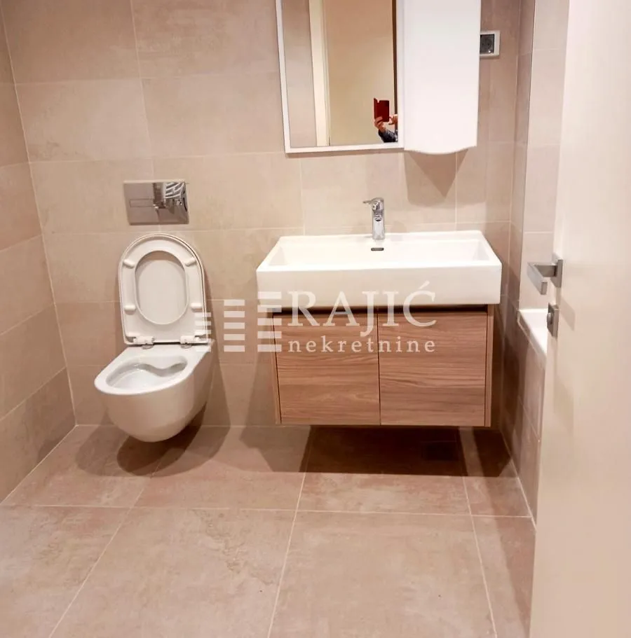 Modernly equipped bathroom with sanitary ware and a sink.