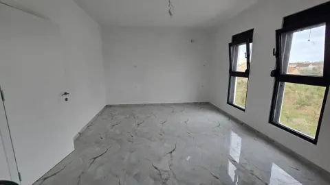 Prazna svijetla prostorija sa keramičkim podom i prozorima. - image 6