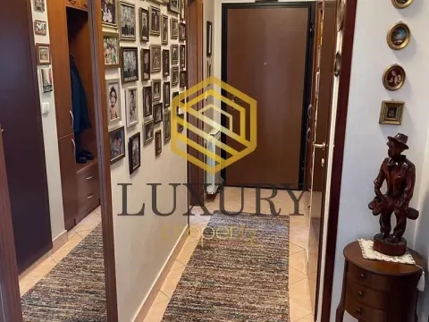 Izdavanje, trosoban stan, 130m², Stari Aerodrom, Podgorica - image 11