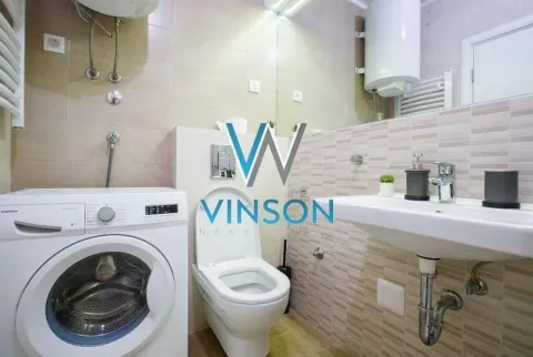 Kupatilo opremljeno umivaonikom, WC šoljom, mašinom za veš i bojlerom. - image 9