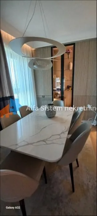 Izdavanje, trosoban stan, 92m², Savski Venac, Beograd