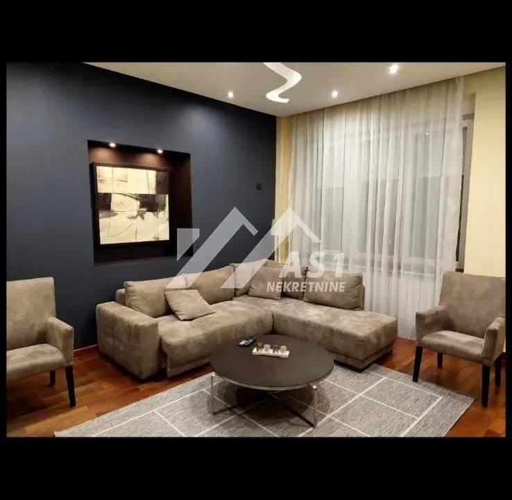 Izdavanje, trosoban stan, 91m², Centar, Novi Sad