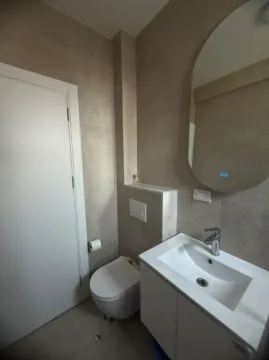 Moderne kupatilo sa umivaonikom, ogledalom i toaletom. - image 11