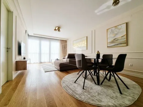 Dnevni boravak sa trpezarijom i modernim namještajem. - image 5