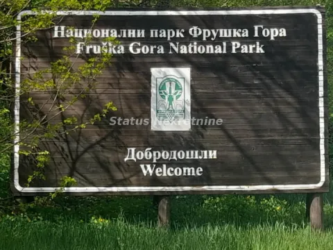 Tabla sa natpisom Nacionalni park Fruška Gora na ulazu. - image 5