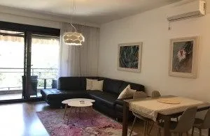 Dnevna soba sa garniturom, trpezarijskim stolom i izlazom na terasu. - image 2