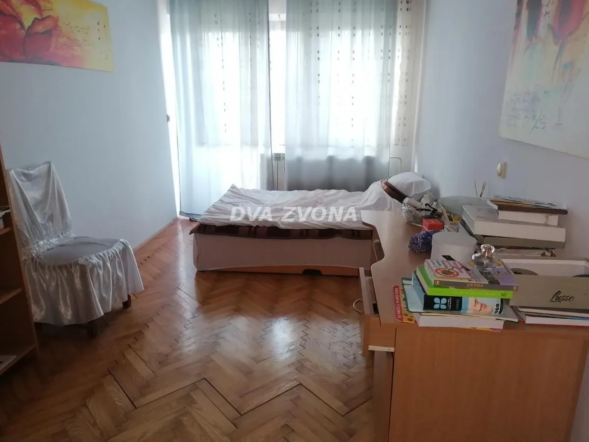 Prodaja, kuća, 450m², Centar, Inđija