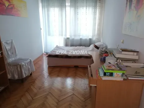 Prodaja, kuća, 450m², Centar, Inđija - image 7