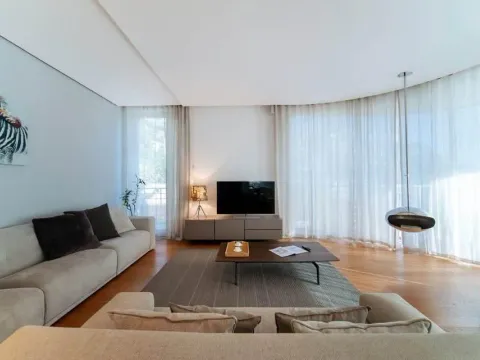 Izdavanje, trosoban stan, 500m², Bečići, Budva - image 4