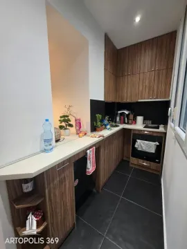 Manja kuhinja sa drvenim elementima i ugradnim uređajima. - image 10