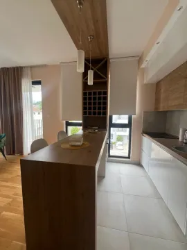 Moderna kuhinja sa šankom i trpezarijskim stolom. - image 6