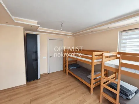 Spavaća soba sa dva drvena kreveta na sprat i ormarom. - image 17
