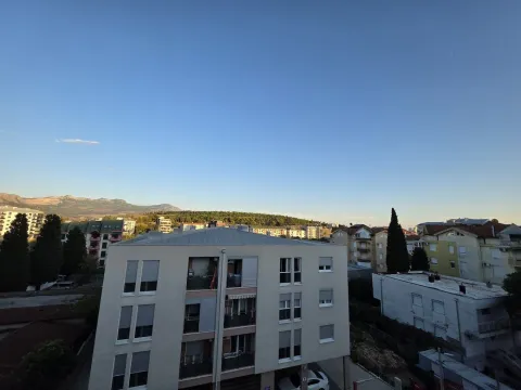 Pogled sa terase na okolne stambene zgrade i brda u daljini. - image 5