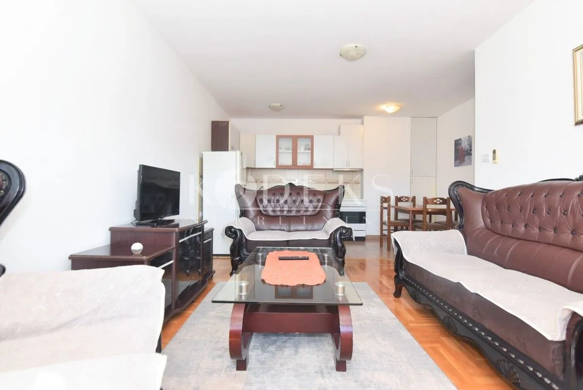 Izdavanje, dvosoban stan, 56m², 1 maj, Podgorica