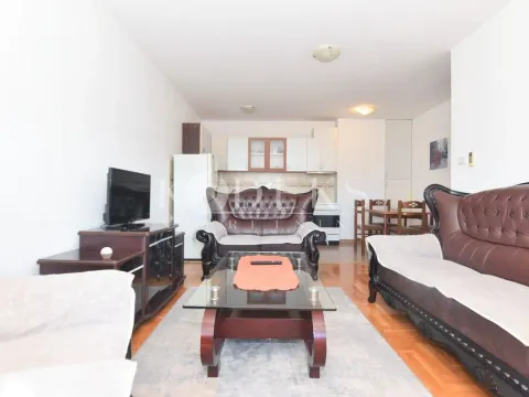 Izdavanje, dvosoban stan, 56m², 1 maj, Podgorica