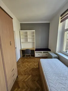 Dečja soba sa krevetom, radnim stolom i ormarom. - image 11